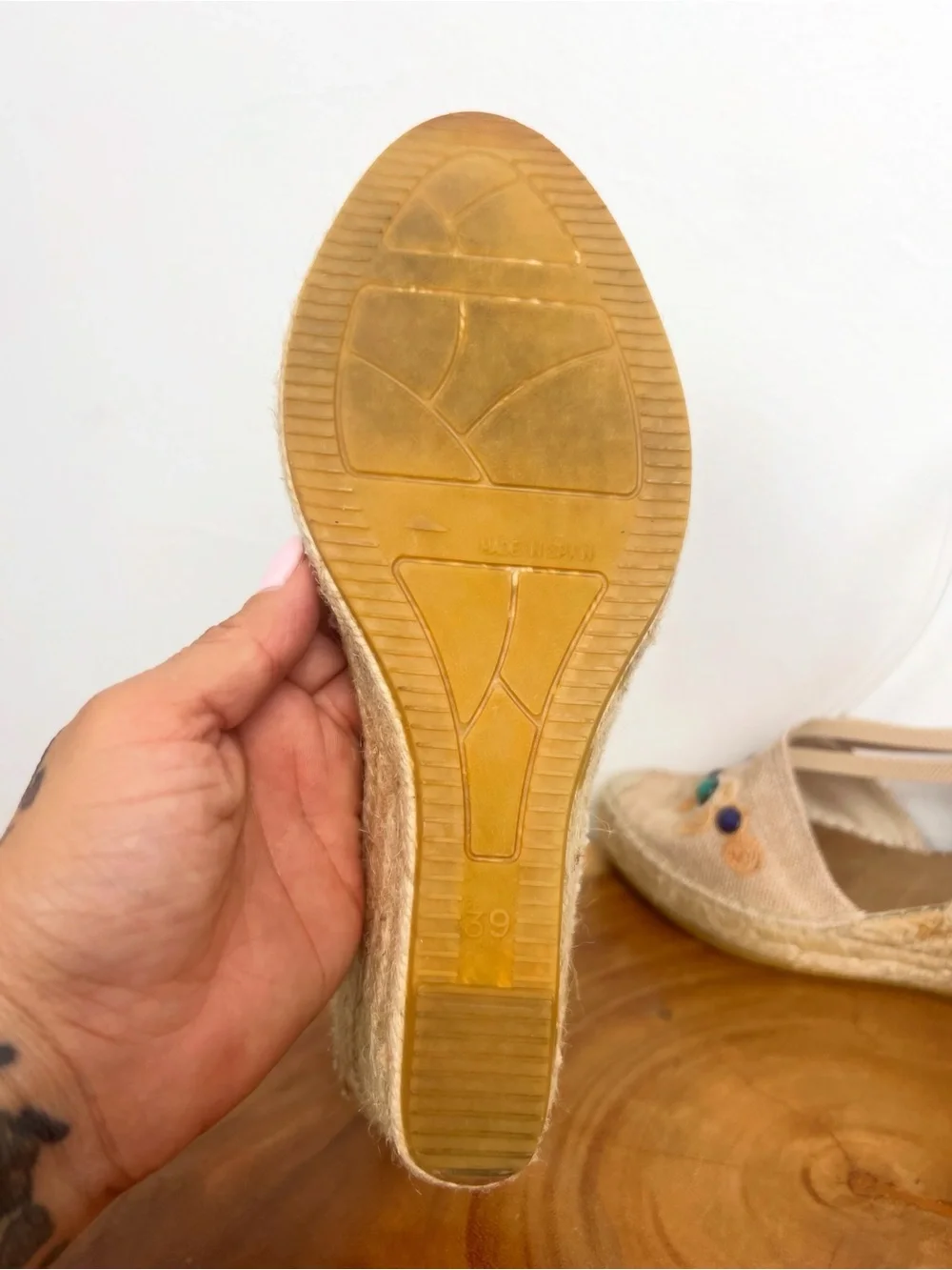 VIDORETTA Women’s Embroidered & Jeweled Tan Espadrille Wedge Sandals 39 8.5